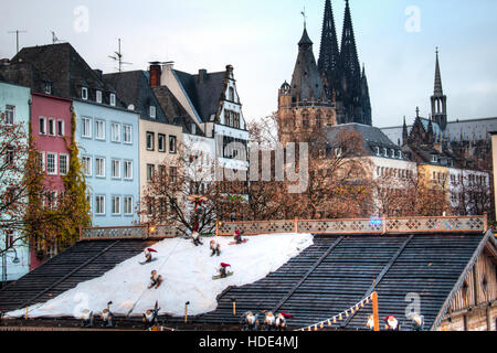 Il mercatino di Natale di Colonia è la più grande in Germania e attrae milioni di visitatori Foto Stock