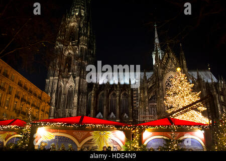 Il mercatino di Natale di Colonia è la più grande in Germania e attrae milioni di visitatori. È il più bel durante la notte. Foto Stock
