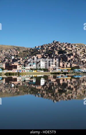 Gli edifici si riflette sull'acqua, città di Puno, il lago Titicaca, Perù Foto Stock