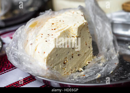 Pezzi di formaggio con spezie Foto Stock