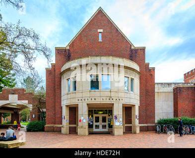 Portland, Oregon, Stati Uniti d'America - 4 Marzo 2016: Eric V. Hauser Memorial Library è una libreria situato al Reed College campus a sud-est di Portland, Oreg Foto Stock