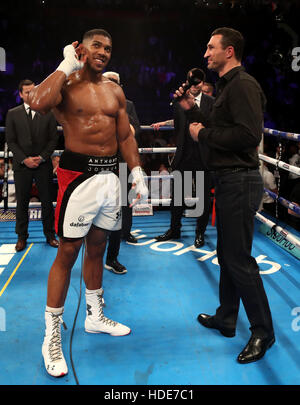 Anthony Joshua (sinistra) e Wladimir Klitschko nell'anello al Manchester Arena. Foto Stock