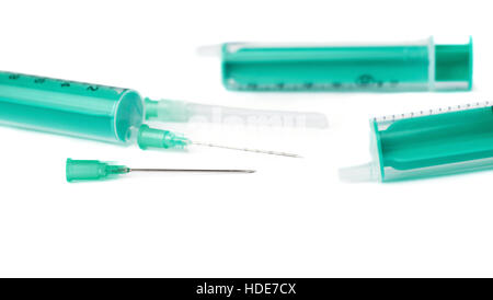 Medical siringhe con aghi giacente isolate su sfondo bianco Foto Stock