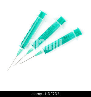 Medical siringhe con aghi giacente isolate su sfondo bianco Foto Stock
