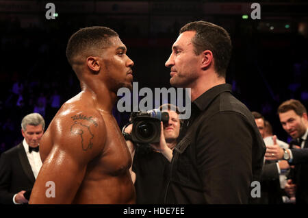 Anthony Joshua (sinistra) e Wladimir Klitschko stand faccia a faccia sul ring a Manchester Arena. Foto Stock