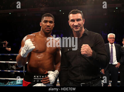 Anthony Joshua (sinistra) e Wladimir Klitschko posano per una foto nell'anello al Manchester Arena. Foto Stock