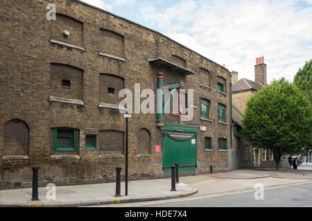 Gli idraulici fila, Whitechapel di Londra di fronte alla Whitechapel Bell Foundry Foto Stock