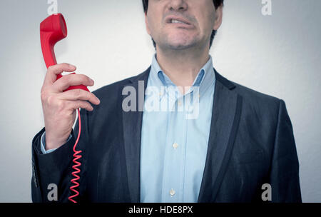 Giovane imprenditore non riesce a credere a ciò che è sentito al telefono. Foto Stock