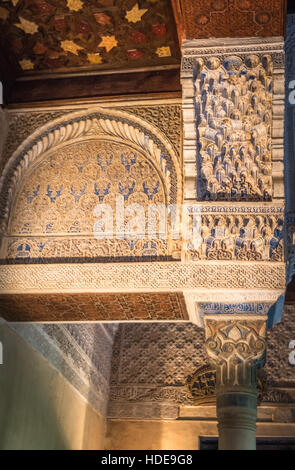 Pareti all'interno di Palazzo Alhambra in Spagna Foto Stock