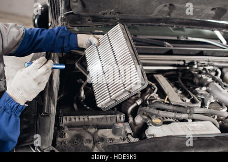 Autofficine sintomi parte analisi del filtro aria del motore per mantenere isolati su sfondo bianco con tracciato di ritaglio Foto Stock