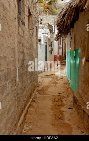 Strada stretta nella città vecchia di Lamu Foto Stock