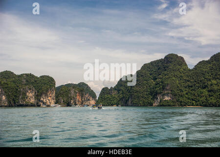 Bellissimo paesaggio lagunare arrotondata con montagne in Isola di Phuket, Tailandia. All'aperto orizzontale shot Foto Stock