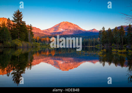 Tramonto a picco Lassen con la riflessione sulla Manzanita Lake, il Parco nazionale vulcanico di Lassen, California Foto Stock