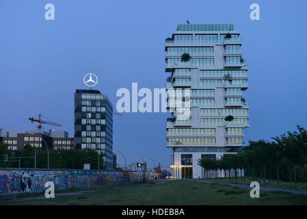 Wohnturm "Vivere livelli', Mercedes Benz, Vertriebszentrale Muehlenstrasse, Friedrichshain di Berlino, Deutschland Foto Stock