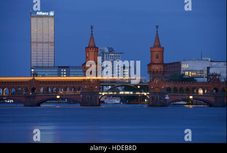 Oberbaumbruecke, Treptower, Sprea, Friedrichshain di Berlino, Deutschland Foto Stock