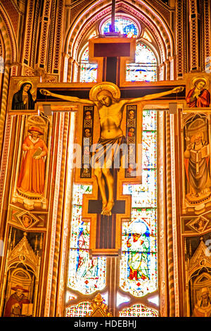 Altare della Basilica di Santa Croce a Firenze con il Crocifisso di Cimabue Foto Stock