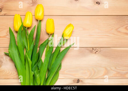 Bella fresca tulipani giallo sul pavimento in legno Foto Stock