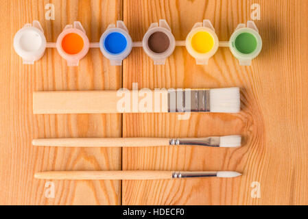 Spazzola di vernice e ordinatamente impilati close-up Foto Stock