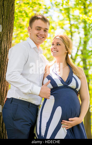 Giovane bella coppia in attesa per la nascita di un bambino Foto Stock