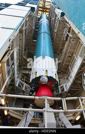 Il primo stadio della United Launch Alliance Delta II rocket è sollevato in uno stand presso la base aerea di Vandenberg complessi di lancio 2 Luglio 12, 2016 in California. Foto Stock
