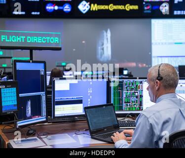 La NASA Expedition 47 volo direttore dirige il lancio dell'orbitale/ATK Cygnus OA-6 su l'Atlas V rocket alla Cape Canaveral Air Force Station in Florida dal centro spaziale Johnson Mission Control Center Marzo 22, 2016 a Houston, Texas. Foto Stock