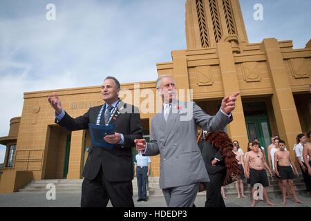 Charles, Principe di Galles incontra Nuova Zelanda locali a Powhiri durante l'esercizio Southern Katipo Novembre 7, 2015 in Westport, Nuova Zelanda. Foto Stock