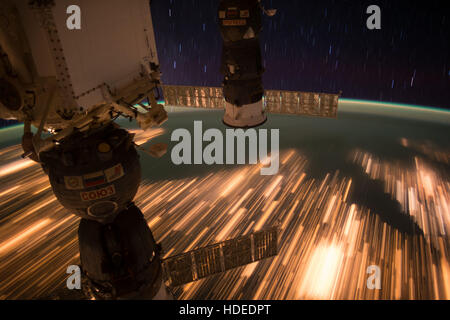 La NASA Stazione Spaziale Internazionale gli astronauti catturato accesa star trail da spazio utilizzando fotografie con lunghi tempi di esposizione 3 Ottobre 2016 mentre in orbita intorno alla terra. Foto Stock