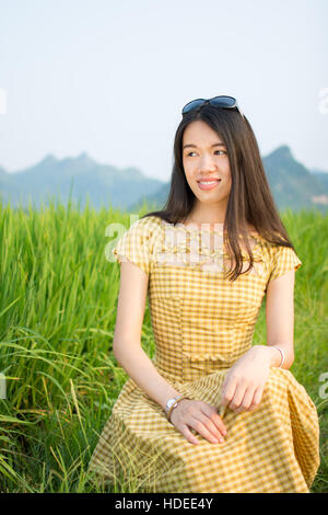 Felice ragazza nel campo di riso con paesaggio carsico Foto Stock