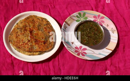 Methi Paratha con indiani tradizionali fatti in casa verde di salsa al peperoncino Foto Stock