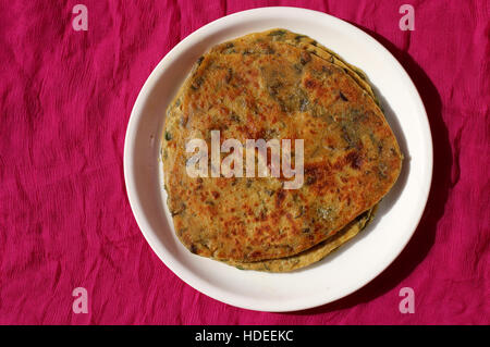 Methi Paratha fatta con Fenugreek lascia e farina di frumento Foto Stock