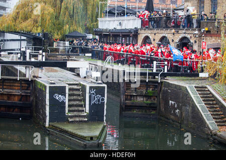 Babbo Natale carità eseguire Camden Lock 2016 Foto Stock