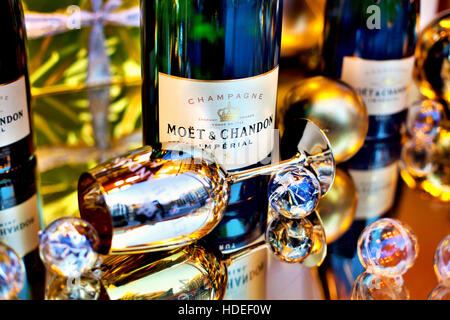 Moet & Chandon champagne nella finestra di visualizzazione. Foto Stock