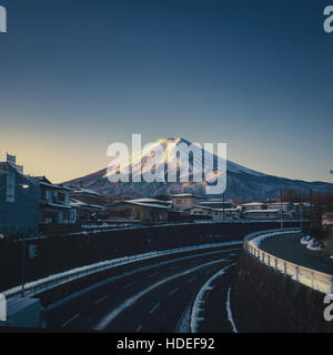 Mt fuji e Snow capped mountain al mattino,Yamanashi il Giappone. Foto Stock
