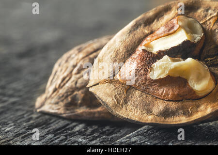 Noce sul tavolo in legno close-up Foto Stock