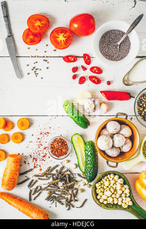 Prodotti per il Medio Oriente , Caucaso e cucina asiatica sul tavolo bianco in verticale Foto Stock