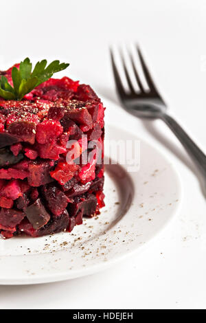 Condimento per insalata su una piastra su un fondo bianco isolato vicino. Foto Stock