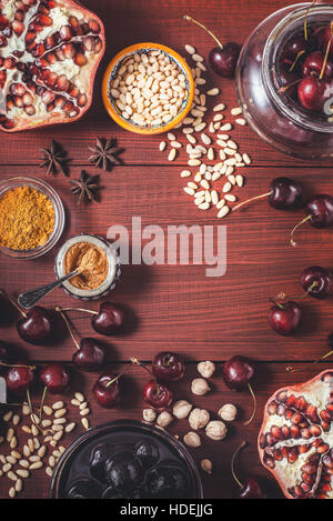 Diversi di frutta e spezie in rosso di un tavolo di legno. Concetto di frutti orientali Foto Stock
