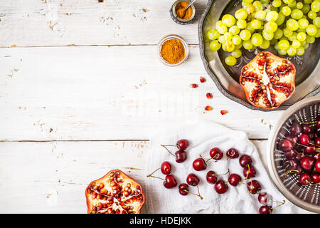 Diversi di frutta e spezie sul bianco tavolo in legno. Concetto di frutti orientali Foto Stock