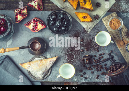 Il baklava marmellata di noce di anice stellato puff panini caffè Foto Stock