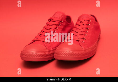 Sneakers rosso su sfondo blu Foto Stock