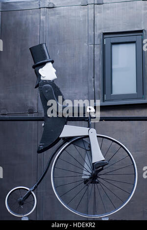 La scultura di un uomo in stile vittoriano su un penny farthing Foto Stock