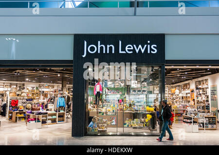 Inghilterra, London, Aereoporto di Heathrow, terminale 2. Partenza lounge interior. John Lewis Store. Foto Stock