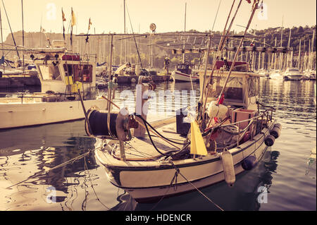 Barche da pesca nel porto di Sistiana, Trieste, Italia . Foto in stile vintage. Foto Stock