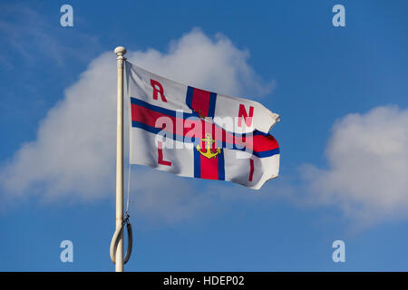 Il Royal National scialuppa di salvataggio istituzione (RNLI) bandiera, volare al di sopra della stazione di salvataggio a Fleetwood, nel Lancashire. Foto Stock