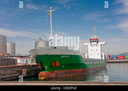 Una nave nel porto, villagarcia de Arosa, provincia di Pontevedra, nella regione della Galizia, Spagna, Europa Foto Stock