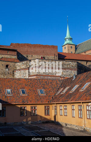 Giovane guardando dal castello medievale la Fortezza di Akershus a Oslo. Norvegia Foto Stock