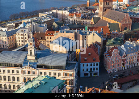 Palazzo Comunale e tetti della città vecchia. vista aerea di Riga, Lettonia. Foto Stock