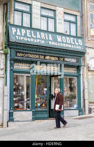 Tradizionale Art Nouveau dell'artista negozio di alimentazione anteriore nella Rua das Flores, Porto, Portogallo Foto Stock