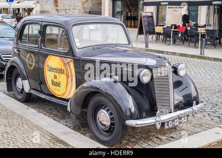 Registrati portoghese con guida a sinistra Vauxhall 12-4 auto berlina standard, 1938, Vila Nova de Gaia, sul fiume Douro, Porto, Portogallo Foto Stock