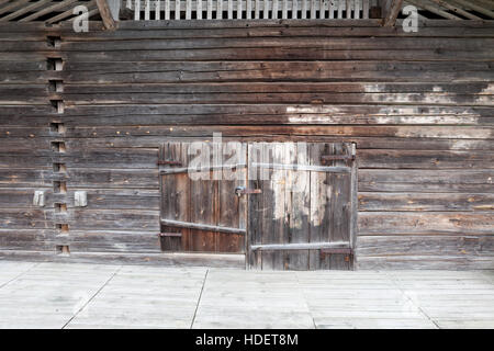 Il vecchio fienile in legno di pareti e porte Foto Stock